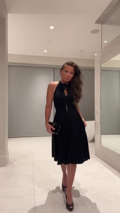 @rebeccagrants wearing ELAGIA