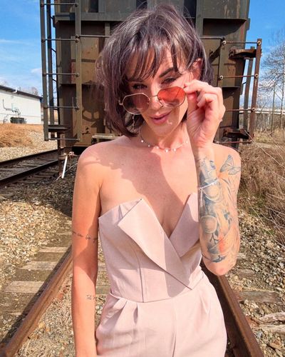 @savannah.laurel wearing ELAGIA